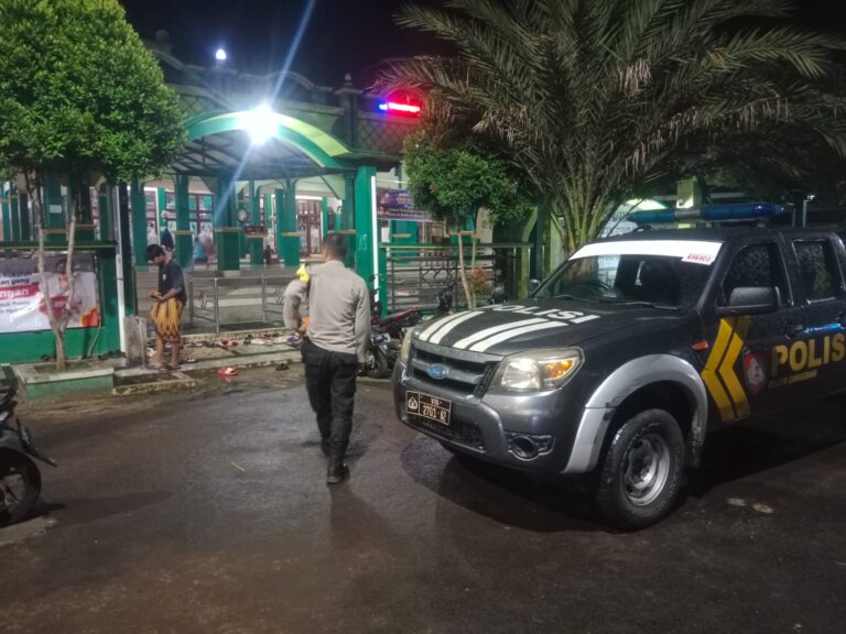 Bhabinkamtibmas Polsek Ciawigebang Monitoring dan Pengamanan Shalat Tarawih di Masjid Al Falah Desa Sidaraja