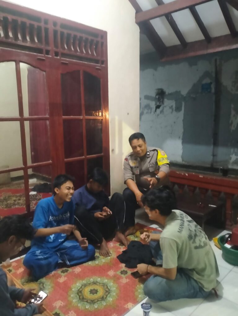 Bhabinkamtibmas Desa Kapandayan Polsek Ciawigebang Sambangi Pemuda Dusun Puhun, Ajak Jaga Kamtibmas Selama Ramadhan 1447 H