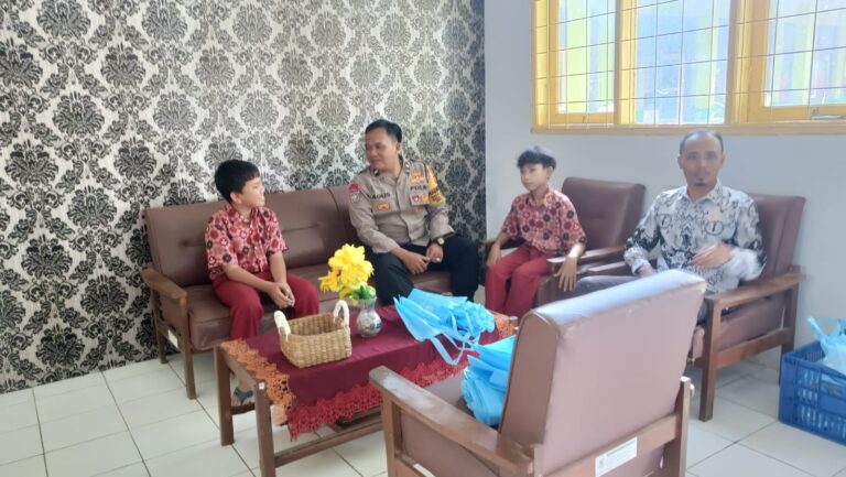 Bhabinkamtibmas Desa Cimaranten Polsek Ciawigebang Pererat Sinergi dengan Guru SDN Cimaranten 2 Jaga Kamtibmas Ramadhan 1447 H