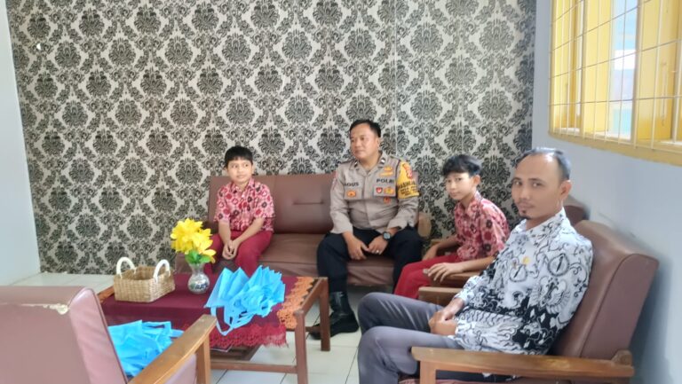 Bhabinkamtibmas Desa Cimaranten Polsek Ciawigebang Tingkatkan Sinergitas dengan Guru SDN Cimaranten 2 Selama Bulan Suci Ramadhan 1447 H