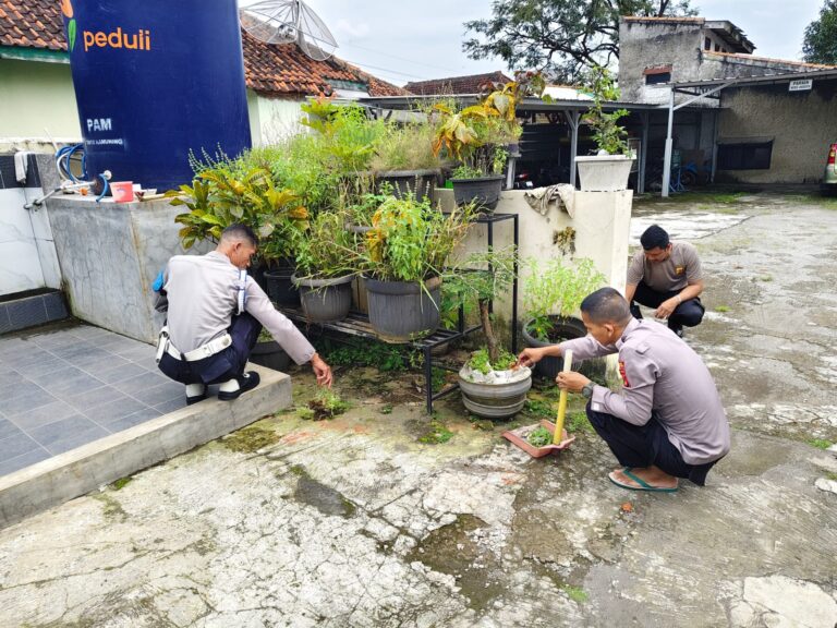 Polsek Ciawigebang Gelar Operasi Bersih, Ciptakan Lingkungan Mako yang Asri dan Sehat