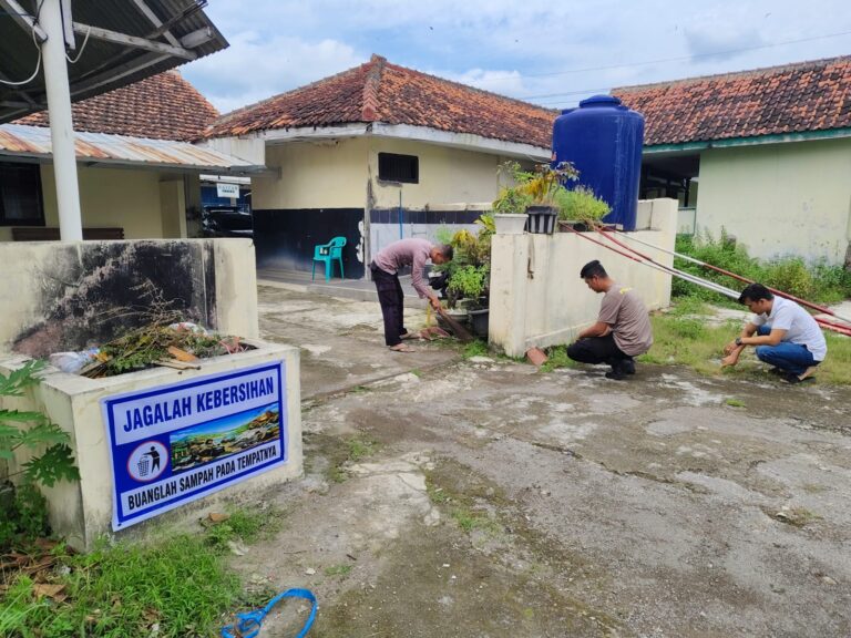 Jajaran Polsek Ciawigebang Polres Kuningan Kompak Gelar Kerja Bakti di Sekitar Mako