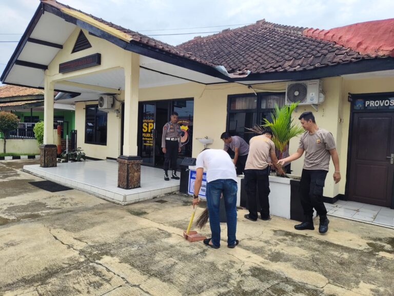 Jajaran Polsek Ciawigebang Gelar Operasi Bersih di Sekitar Mako, Wujud Kepedulian terhadap Kebersihan Lingkungan