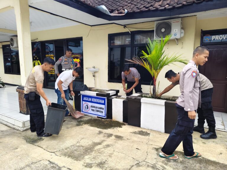 Ciptakan Lingkungan Bersih dan Nyaman, Jajaran Polsek Ciawigebang Laksanakan Aksi Bersih