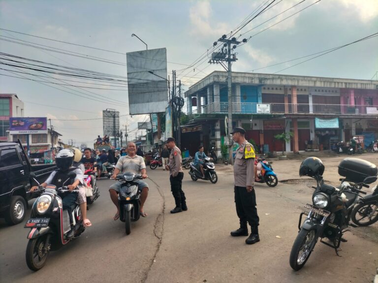 Bhabinkamtibmas Polsek Ciawigebang Laksanakan Pengamanan dan Pengaturan Lalin Saat Ngabuburit di Pasar Ciputat
