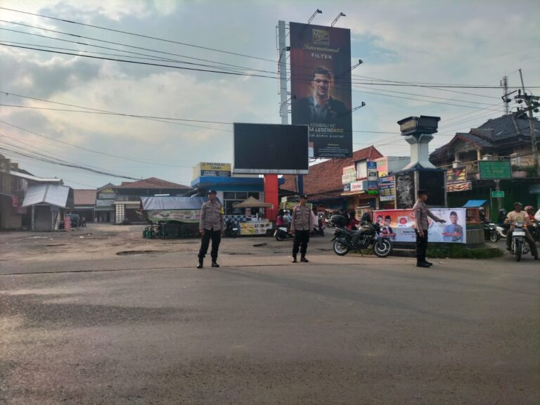 Bhabinkamtibmas Polsek Ciawigebang Amankan Arus Lalin Ngabuburit di Pasar Ciputat