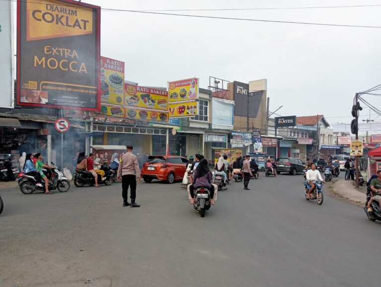 Jelang Buka Puasa, Bhabinkamtibmas Polsek Ciawigebang Lakukan Pengamanan dan Pengaturan Lalin di Pasar Ciputat