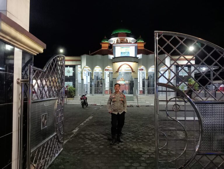 Bhabinkamtibmas Polsek Ciawigebang Laksanakan Pengamanan Tarawih di Masjid Baiturrahman Desa Ciawilor