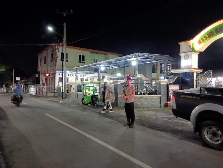Hadir di Tengah Masyarakat, Bhabinkamtibmas Polsek Ciawigebang Jaga Keamanan Shalat Tarawih di Masjid Baiturrahman Ciawilor