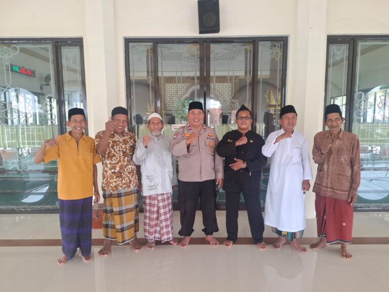 Bhabinkamtibmas Desa Ciomas Jalin Silaturahmi Kamtibmas Usai Shalat Jum’at, Ajak Warga Jaga Kondusifitas Ramadhan 1447 H