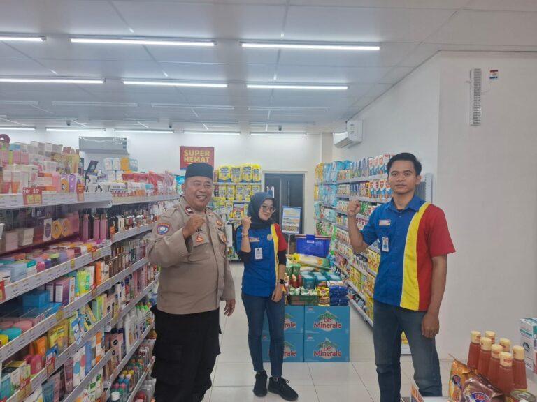 Bhabinkamtibmas Desa Ciomas Laksanakan Patroli Dialogis ke Indomaret, Sampaikan Himbauan Kamtibmas Selama Ramadhan 1447 H