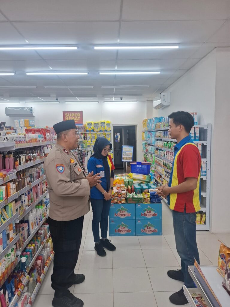 Bhabinkamtibmas Desa Ciomas Patroli Dialogis ke Indomaret, Perkuat Kamtibmas Ramadhan 1447 H
