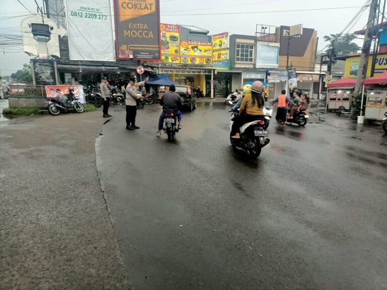 Ciptakan Kamseltibcar Lalin, Bhabinkamtibmas Polsek Ciawigebang Intensifkan Pengaturan Sore Saat Ngabuburit di Pasar Desa Ciputat