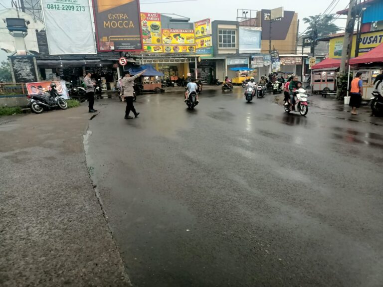 Pelayanan Prima Ramadhan 1447 H, Bhabinkamtibmas Polsek Ciawigebang Tertibkan Arus Lalin Sore Hari Saat Ngabuburit di Pasar Ciputat