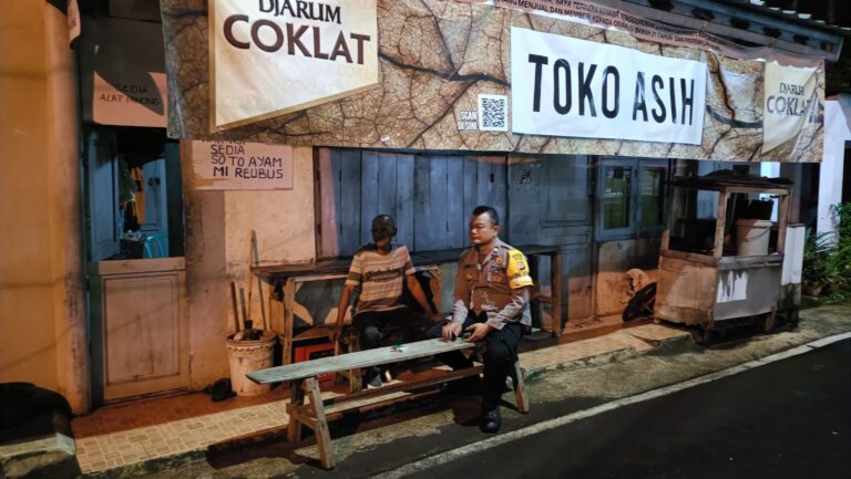 Patroli KRYD Malam Hari Antisipasi C3 dan Perang Sarung, Bhabinkamtibmas Polsek Ciawigebang Sambangi Warga di Desa Cipicung