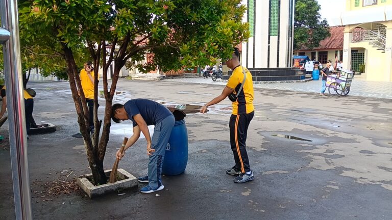 Polsek Ciawigebang Polres Kuningan Gelar Aksi Bersih-Bersih di Masjid At Taqwa, Wujud Kepedulian Terhadap Kebersihan Tempat Ibadah