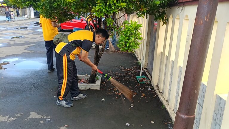 Polsek Ciawigebang Polres Kuningan Laksanakan Aksi Bersih-Bersih di Masjid At Taqwa