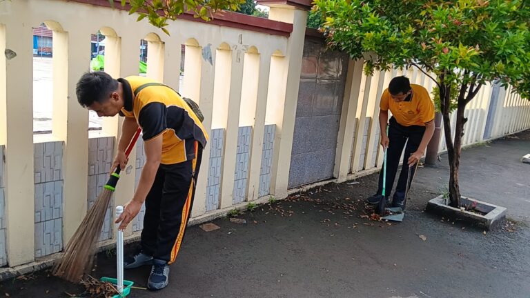 Polsek Ciawigebang Gelar Aksi Bersih-Bersih di Masjid At Taqwa, Wujud Kepedulian Lingkungan