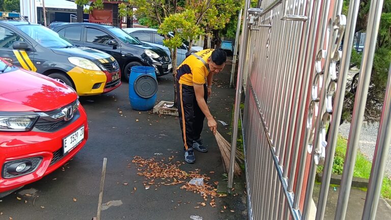 Personel Polsek Ciawigebang Laksanakan Kerja Bakti di Masjid At Taqwa