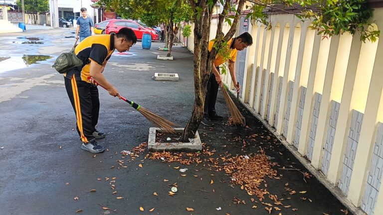 Polsek Ciawigebang Gelar Bakti Sosial Bersih-Bersih di Masjid At Taqwa