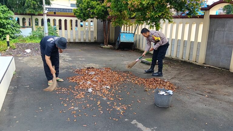 Jaga Kenyamanan Jamaah, Polsek Ciawigebang Gelar Aksi Bersih-Bersih