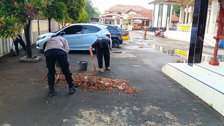 Polsek Ciawigebang Peduli Lingkungan, Gelar Bersih-Bersih di Area Masjid
