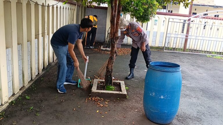 Aksi Nyata Polri, Polsek Ciawigebang Bersihkan Lingkungan Masjid