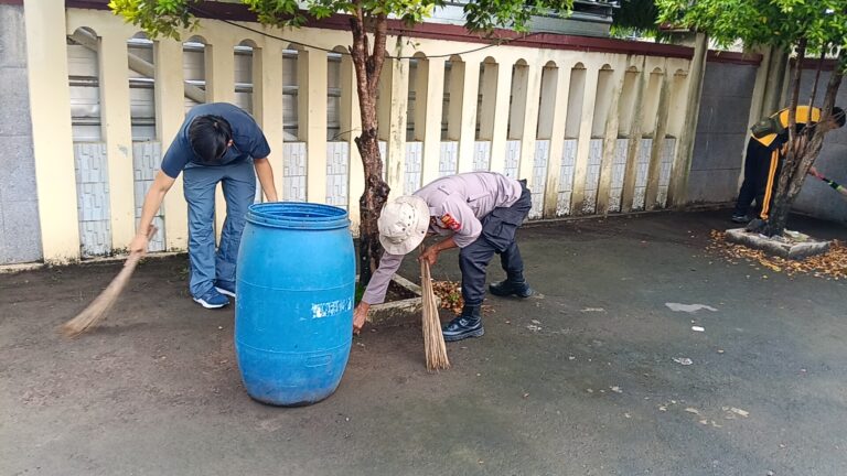 Polsek Ciawigebang Dukung Kenyamanan Ibadah Lewat Aksi Bersih-Bersih