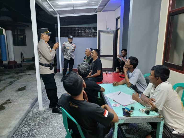 Anggota Polsek Ciniru melaksanakan patroli di wilayah perbatasan