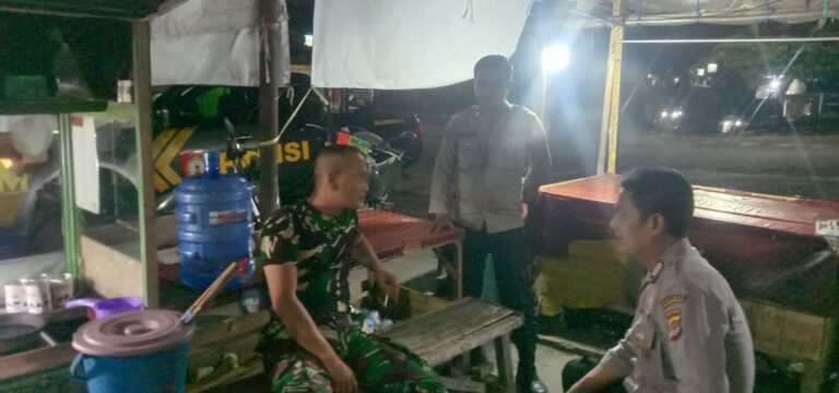 Polsek Ciniru Gencar Laksanakan Giat Patroli Dialogis Di Area pertokoan Pasar Ciniru, Sampaikan Imbauan Kamtibmas kepada Warga