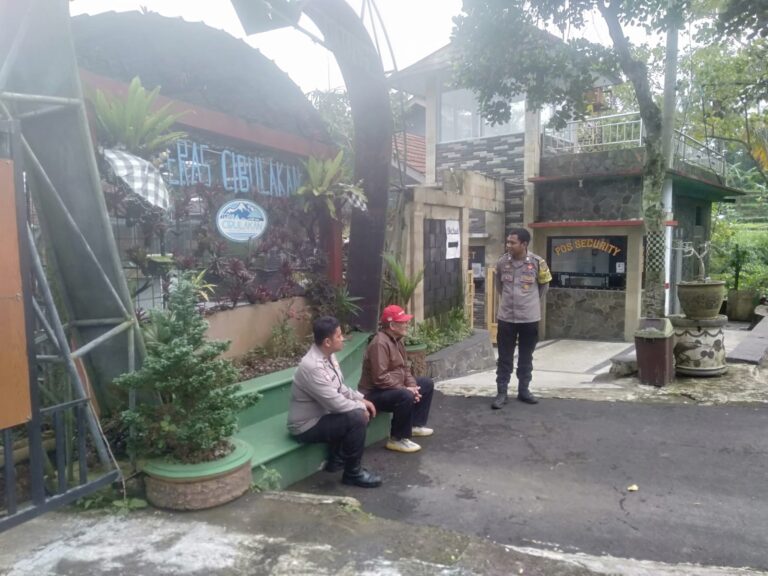 Di Balik Keseruan Laga Remao, Personil Polsek Mandirancan Siaga Pastikan Keamanan Penonton