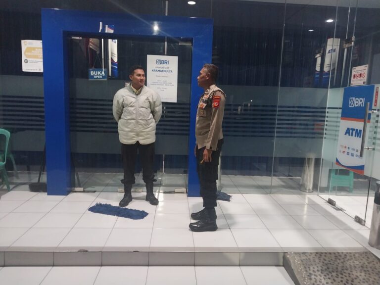 Polsek Kramatmulya Laksanakan Patroli Dialogis Malam Hari Antisipasi C3, jaga Kondusifitas di Sekitaran Bank BRI Unit Kramatmulya