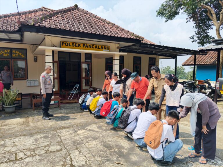 Kapolsek Pancalang IPDA Lukman Hakim Laksanakan Pembinaan Terhadap Siswa SMKN 6 Kuningan yang Bolos Saat Jam KBM, Panggil Pihak Sekolah dan Orang Tua Guna Cegah Kenakalan Remaja