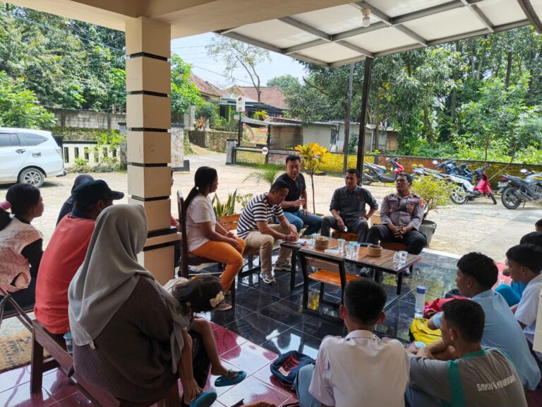 IPDA Lukman Hakim Laksanakan Pembinaan Terhadap Siswa SMKN 6 Kuningan yang Bolos Saat Jam KBM, Libatkan Pihak Sekolah dan Orang Tua Guna Cegah Kenakalan Remaja