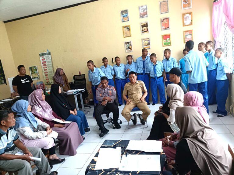 IPDA Lukman Hakim Berikan Pengarahan kepada Siswa serta Orang Tua Wali Murid SMK Negeri 6 Kuningan yang Diduga Akan Terlibat Tawuran sebagai Upaya Pencegahan Kenakalan Remaja