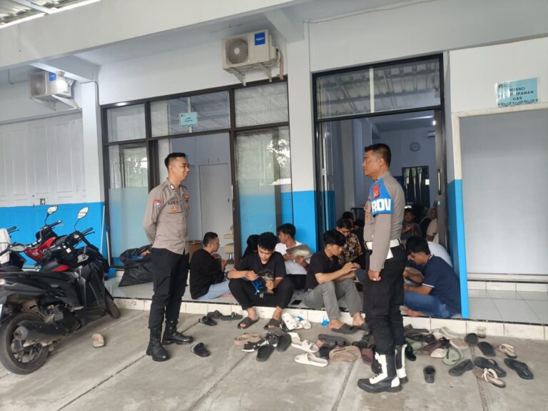 UNIT PATROLI POLSEK LURAGUNG SAMBANGI SPPG DESA CIRAHAYU DAN BERIKAN HIMBAUAN KAMTIBMAS