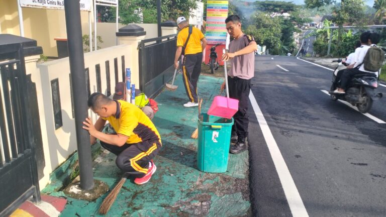 Kapolsek Ciniru, AKP Asep SR, memimpin langsung kegiatan Jum’at Bersih di lingkungan Mapolsek Ciniru dan sekitarnya