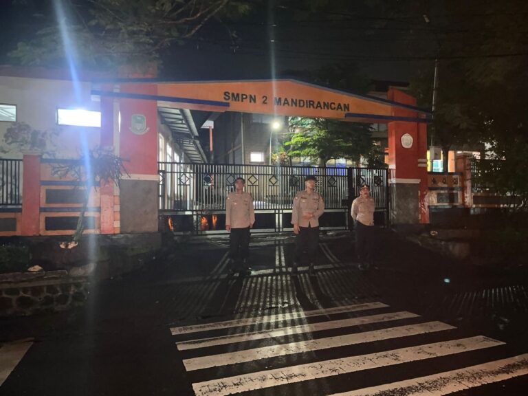 Sinergi Kapolsek Mandirancan dan Piket SPKT Pastikan Keamanan SMPN 1 serta SMPN 2 Mandirancan Tetap Terjaga