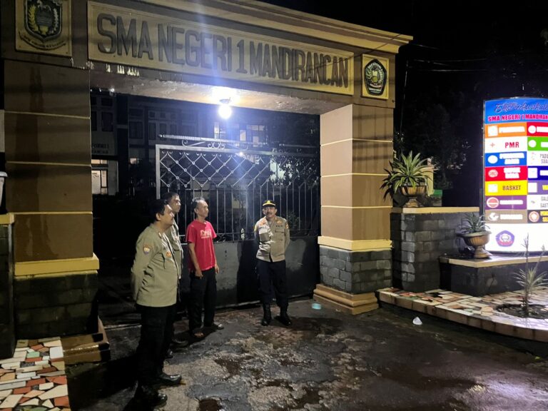Sinergi Kapolsek Mandirancan dan Piket SPKT Pastikan Keamanan SMUN 1 serta SMK Budi Bhakti Tetap Terkendali
