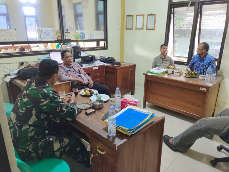 Ipda Lukman Hakim Laksanakan Silaturahmi dengan Tokoh Masyarakat Desa Patalagan guna Mempererat Sinergitas dan Menjaga Kondusifitas Kamtibmas