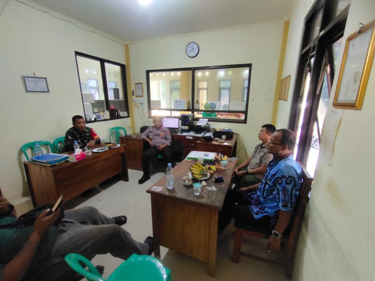 Ipda Lukman Hakim Laksanakan Patroli Dialogis dan Silaturahmi dengan Tokoh Masyarakat Desa Patalagan guna Mempererat Sinergitas dan Menjaga Kondusifitas Kamtibmas