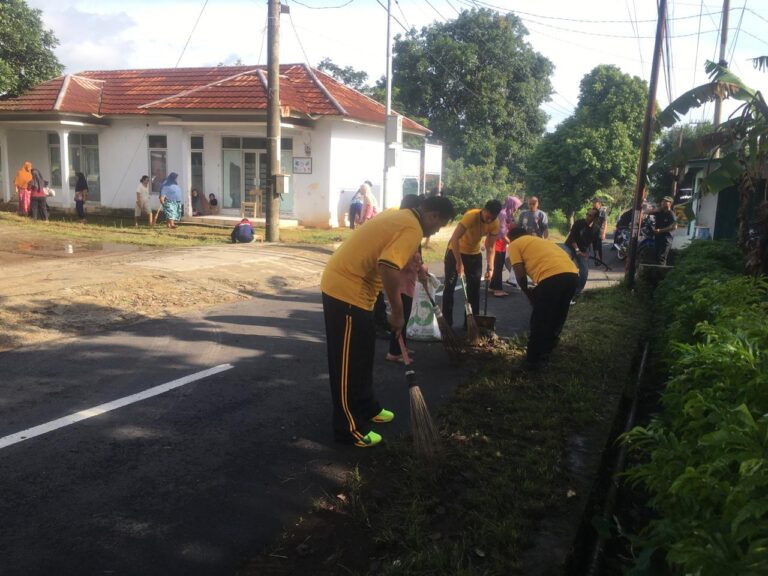 Ipda Lukman Hakim Laksanakan Kegiatan Jumat Bersih Korve Bersama Warga Desa Sindangkempeng yang Dihadiri Forkopimcam sebagai Upaya Menumbuhkan Kepedulian Lingkungan