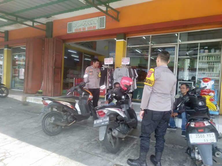Demi Kenyamanan Pengunjung, Bhabinkamtibmas Polsek Mandirancan Jalin Kedekatan dengan Jukir Toserba Fajar