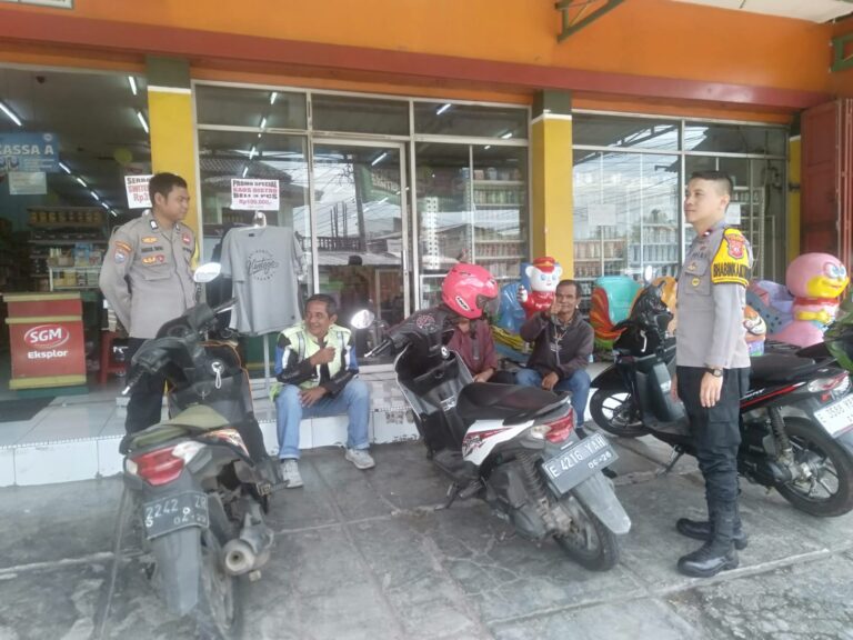 Pantau Titik Keramaian, Bhabinkamtibmas Polsek Mandirancan Identifikasi Potensi Gangguan di Toserba Fajar