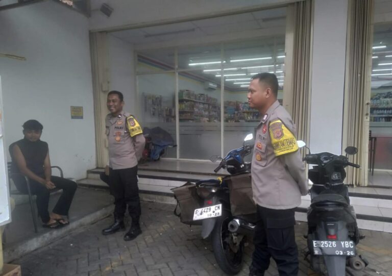 Patroli Kamtibmas: Bhabinkamtibmas Polsek Mandirancan Sambangi Indomaret dan Alfamart Cirea