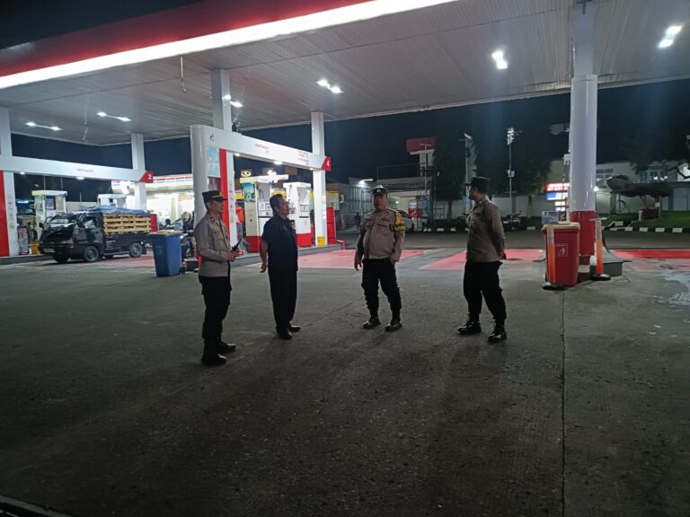 Polsek Kramatmulya Patroli KRYD Malam Hari Ciptakan Situasi Aman Sambangi Security SPBU Desa Cilowa