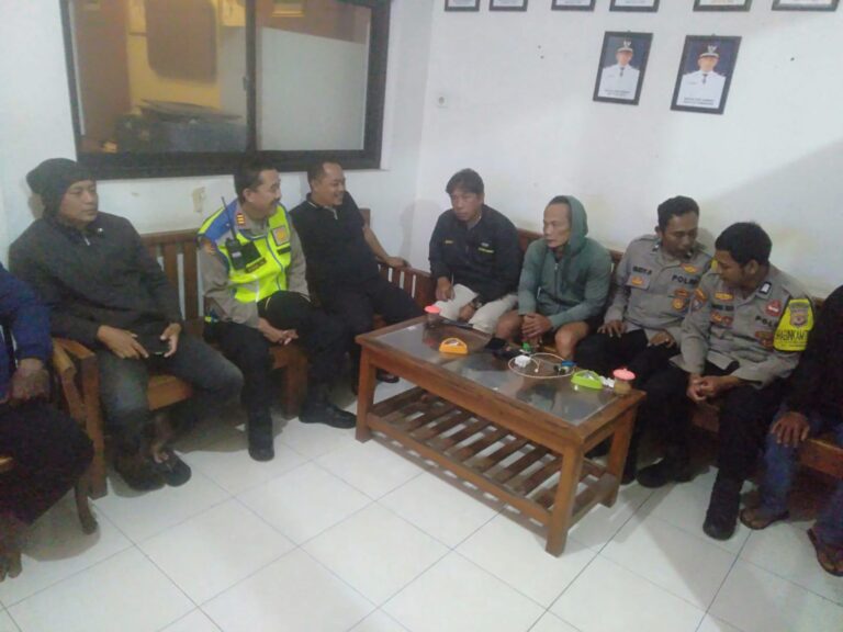 Dialog Hangat di Desa Randobawagirang, Cara Kapolsek Mandirancan AKP Atang Mulyana. SE Dekati Masyarakat