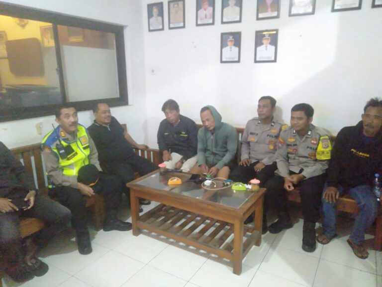 Tak Kenal Lelah, Kapolsek Mandirancan AKP Atang Mulyana. SE Kawal Keamanan Desa Randobawagirang Hingga Dini Hari