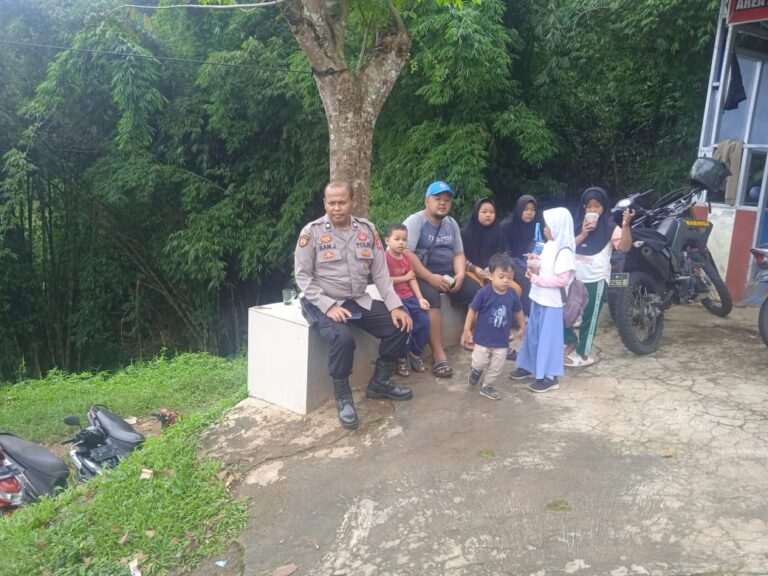 Kanit Binmas Polsek Kramatmulya Patroli KRYD Siang Hari Ciptakan Situasi Aman Sambangi Objek Wisata Lembah Cilengkrang Desa Pajambon
