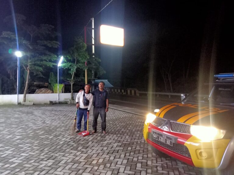 Polsek Kramatmulya Patroli KRYD Malam Hari Ciptakan Situasi Aman Sambangi Juru Parkir Alfamart Desa Cilaja